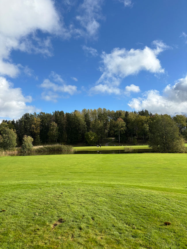 Toppen på 3:ans bunker, över vattnet, in till 4:ans green.